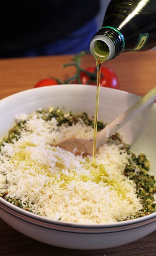 Raasta parmesaani ja lorauta seokseen kunnolla oliiviöljyä. Sekoita.
